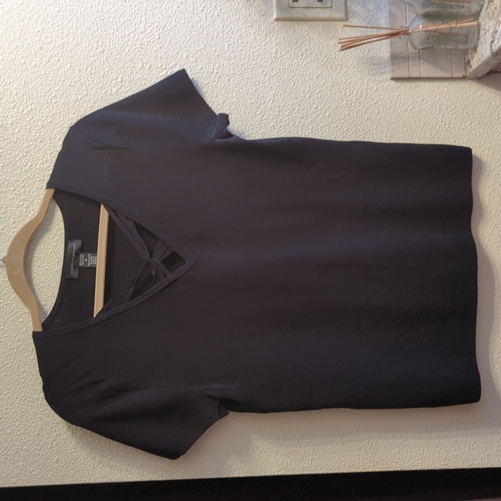 Black textured knit top with twist design neckline size medium New w/o tags